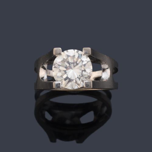  Solitario con brillante de 2,65 ct en montura de oro blanco de 18K. Dictamen Gemológico IGE.