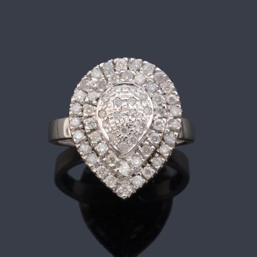  Anillo con diseño de perilla con centro de pavé de brillantes y doble orla.