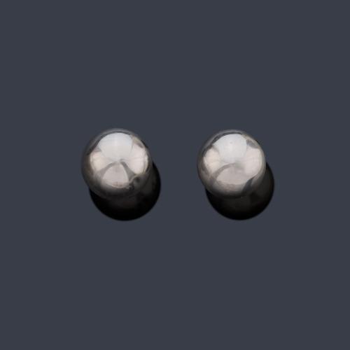 Pendientes con diseño de bolita realizado en oro blanco de 18K.