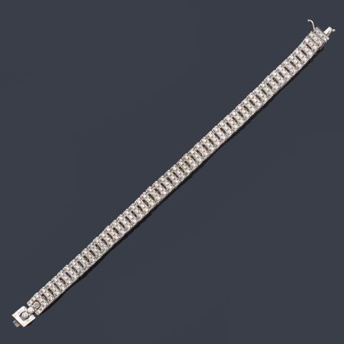  Pulsera articulada con cincuenta placas móviles con brillantes de aprox. 4,50 ct en total.