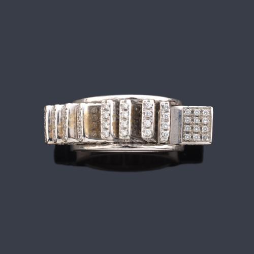 Anillo con nueve placas móviles cuajadas de brillantes de aprox. 1,00 ct en total.