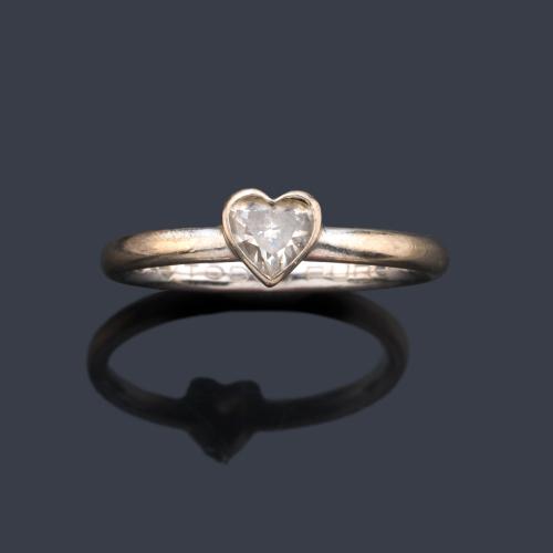 Anillo con diamante talla corazón de 0,32 ct en montura de oro blanco de 18K. Certificado GIA.