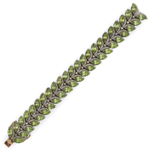  Pulsera con diseño vegetal con peridotos talla marquís de aprox. 47,47 ct con detalles de brillantes de aprox. 5,00 ct.