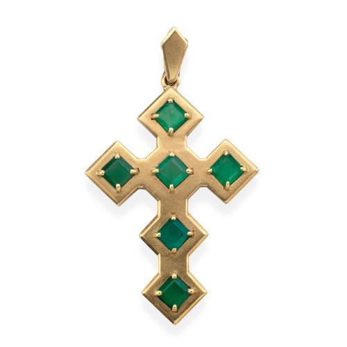 Cruz con seis esmeraldas de aprox. 4,50 ct en total en montura de oro amarillo de 18K.