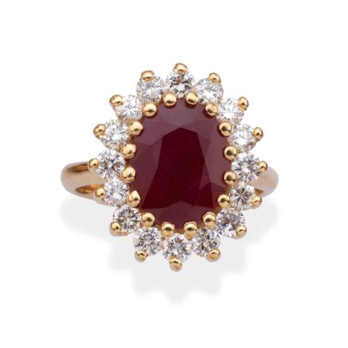  Anillo con rubí talla oval de aprox. 4,90 ct con orla de brillantes de aprox. 1,15 ct en total.