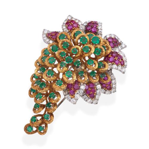 Broche en forma de racimo con esmeraldas de aprox. 6,40 ct, brillantes de aprox. 2,90 ct y rubíes.