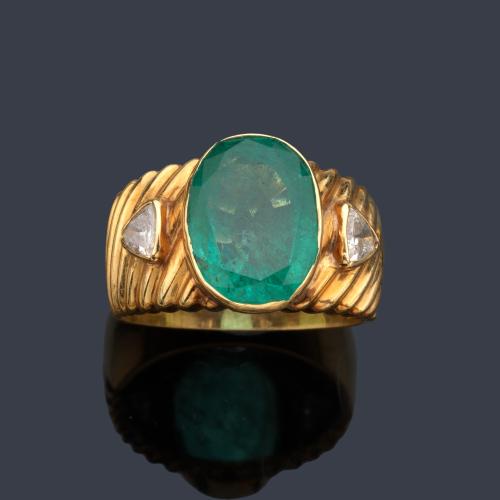 Anillo con esmeralda talla oval de aprox. 3,20 ct con dos diamantes talla triángulo.