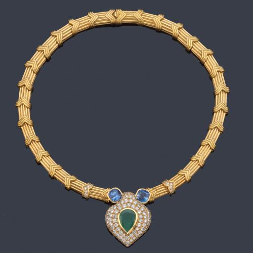 Collar con motivo central con esmeralda talla perilla de aprox. 5,21 ct flanqueado por dos zafiros talla 'cushion' de aprox. 2,30 ct cada uno, sobre pavé de brillantes de aprox. 3,45 ct en total.