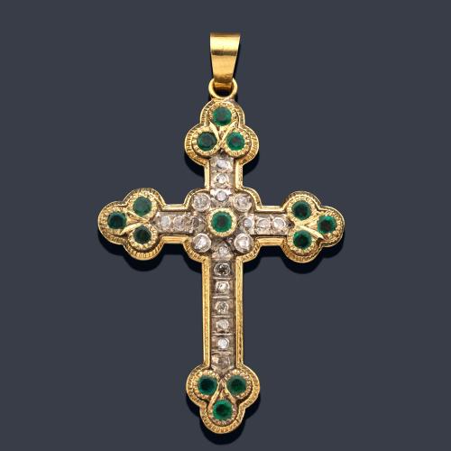  Cruz con diamantes talla rosa y esmeraldas talla redonda en montura de oro amarillo de 18K y platino.