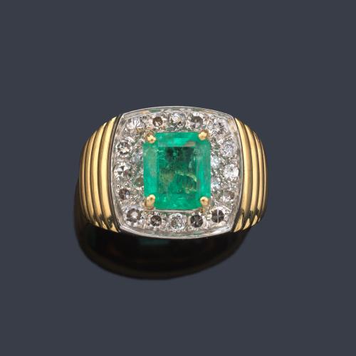 Anillo con esmeralda central de aprox. 1,00 ct con orla de brillantes, en montura de oro amarillo gallonada de 18K.