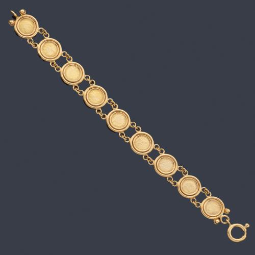  Pulsera con monedas engastadas en montura de oro amarillo de 18K.