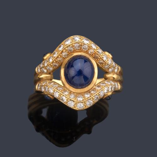  Anillo con zafiro central talla cabujón de aprox. 1,40 ct con dos bandas con brillantes.