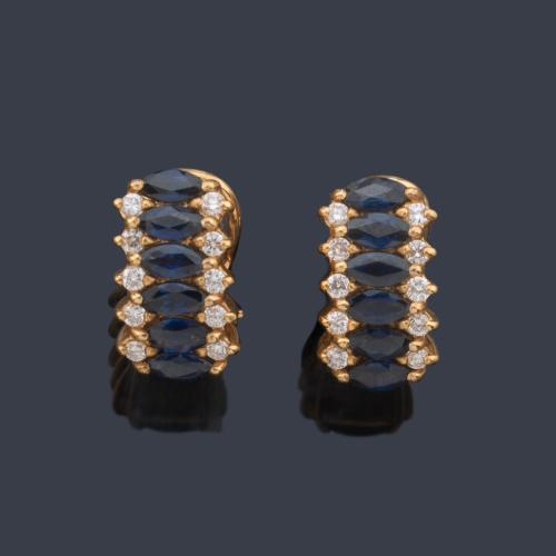 Pendientes cortos tipo criolla con banda central de zafiros talla marquís y brillantes.