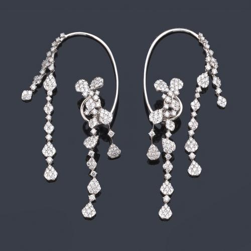 Pendientes largos 'ear cuff' con motivos vegetales colgantes cuajados de brillantes de aprox. 5,80 ct en total.