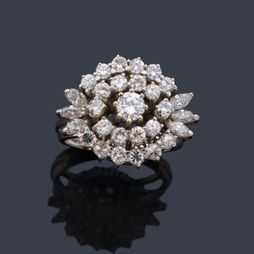 Anillo con pavé de diamantes talla brillante y marquís de aprox. 1,90 ct en total.