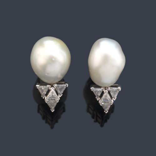  Pendientes cortos con pareja de perlas barrocas de aprox. 12,29 - 11,56 mm con copete de diamantes talla triángulo.