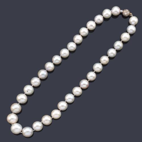 Collar de perlas australianas de aprox. 14,46 mm - 11,55 mm con cierre esférico con cuajado de brillantes en montura de oro blanco de 18K.