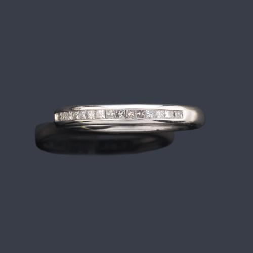  Media alianza con banda de diamantes talla princesa en montura de oro blanco de 18K.