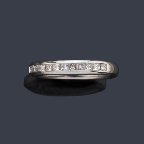 Media alianza con banda de diamantes talla princesa en montura de oro blanco de 18K.