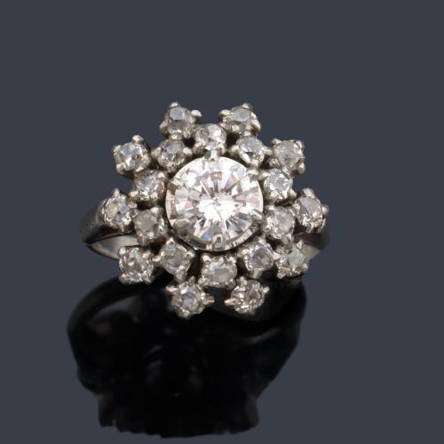 Anillo con diseño de rosetón con brillante central de aprox. 0,70 ct y doble orla de diamantes talla antigua de aprox. 0,80 ct en total.