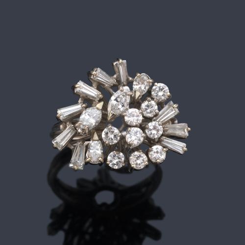  Anillo con cuajado de diamantes talla brillante, trapecio y marquís de aprox. 1,79 ct en total.