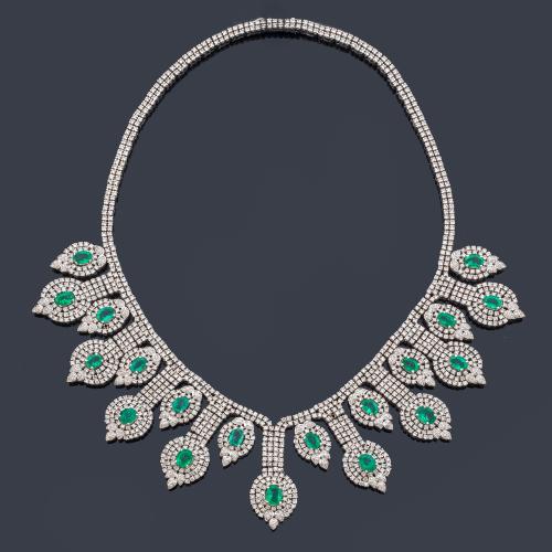  Collar tipo babero con esmeraldas talla oval de aprox. 18,77 ct y diamantes talla brillante de aprox. 32,00 ct en total, realizado en oro blanco de 18K.