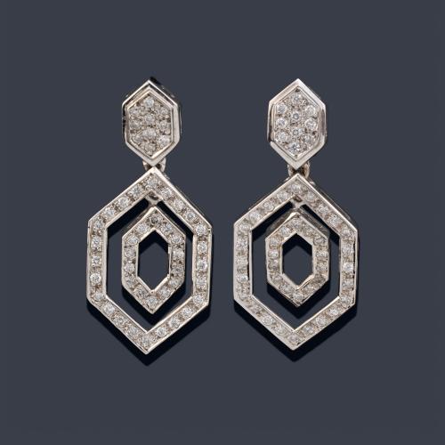  Pendientes con diseño geométrico con brillantes de aprox. 0,93 ct en total.