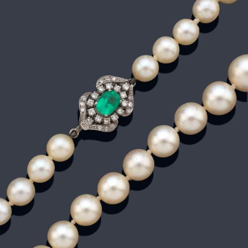 Collar largo con hilo de perlas de aprox. 10,22 mm - 7,22 mm con broche en oro blanco de 18K, esmeralda talla oval y diamantes talla 8/8.