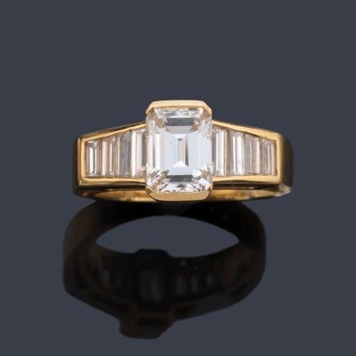  Solitario con diamante talla esmeralda de 1,62 ct con doble banda de diamantes talla baguette de aprox. 0,85 ct en total. Certificado IGE.