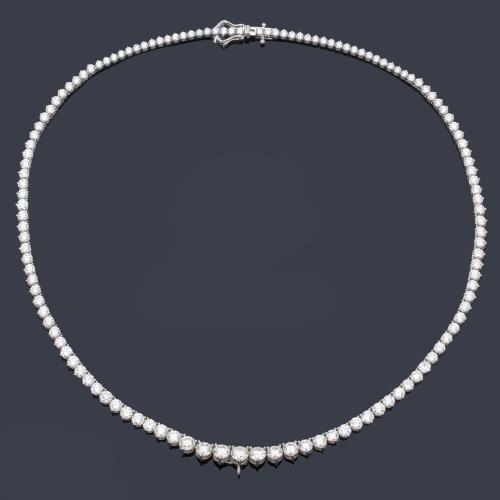 Collar rivière con brillantes en disminución de 17,90 ct en total.