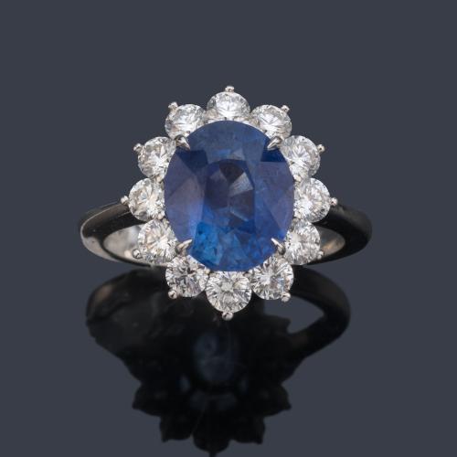  Anillo con zafiro talla oval de aprox. 4,36 ct y orla de brillantes de aprox. 1,31 ct en total. Certificado Bellerophon GemLab.