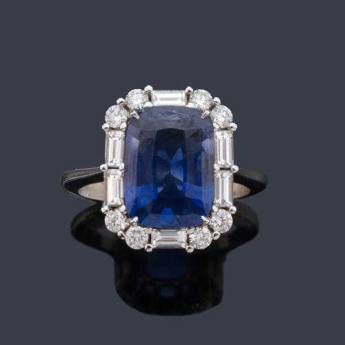  Anillo con zafiro talla rectangular de aprox. 5,07 ct y orla de diamantes talla brillante y baguette de aprox. 0,92 ct en total.