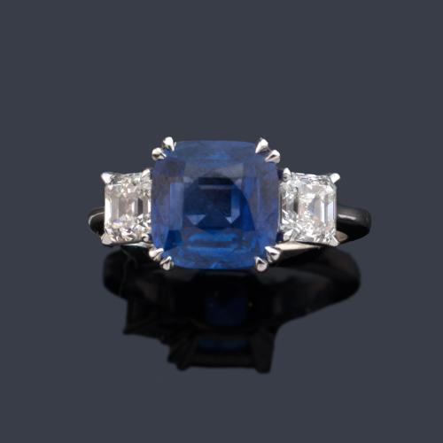  Anillo con zafiro talla 'cushion' de 4,04 ct con dos diamantes talla carré de aprox. 1,40 ct en total.