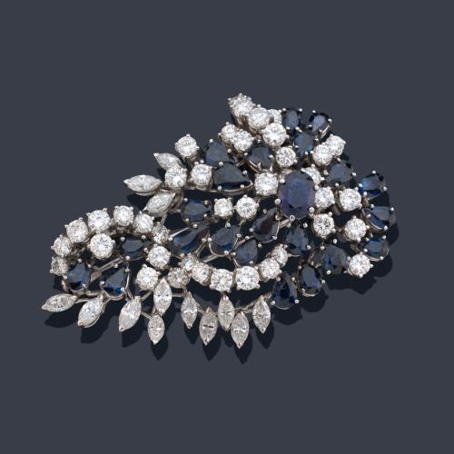  Broche en forma de ramillete con zafiros talla oval y perilla de aprox. 9,55 ct en total y cuajado de diamantes talla marquís y brillante de aprox. 12,40 ct en total.