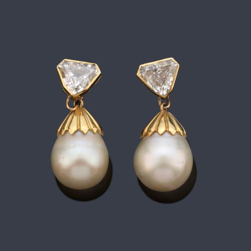 Pendientes largos con pareja de perlas australianas de aprox. 13,28 mm y 12,93 mm con dos diamantes talla fantasía de aprox. 1,95 ct cada uno.