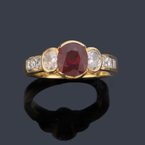  Anillo con rubí talla oval de aprox. 2,48 ct con diamantes talla brillante y baguette de aprox. 1,10 ct en total.