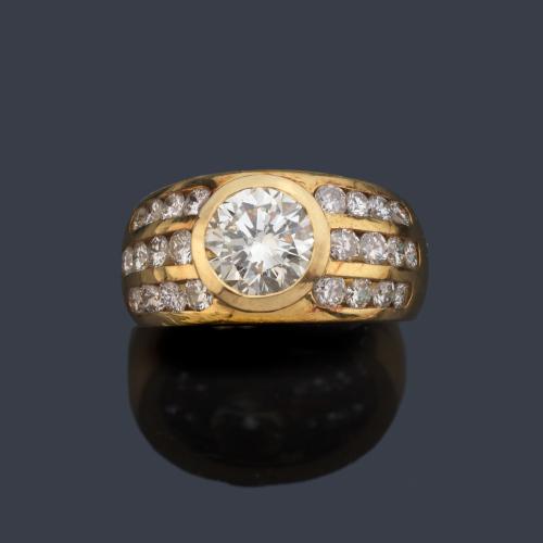 Anillo con brillante central de aprox. 1,93 ct engastado en bisel con tres bandas de brillantes en ambos lados.