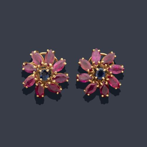  Pendientes cortos con diseño floral con rubíes talla marquís de aprox. 7,00 ct en total y dos zafiros talla oval de 0,72 ct en total.