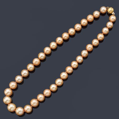  Collar con un hilo de perlas australianas 'gold' de aprox. 10,03 - 13,19 mm con cierre esférico gallonado en oro amarillo de 18K.