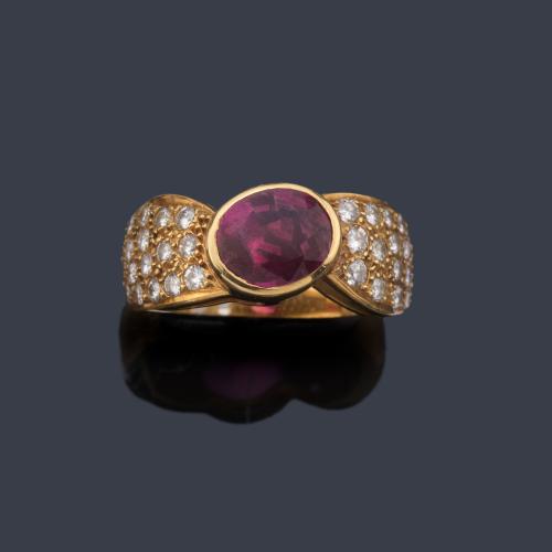  Anillo con rubí talla oval de aprox. 1,00 ct con pavé de brillantes en ambos lados.