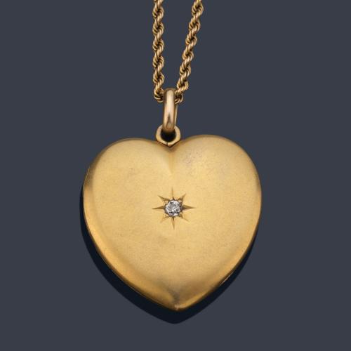 Colgante con guardapelo en forma de corazón con dos iniciales y en el anverso un diamante talla antigua.