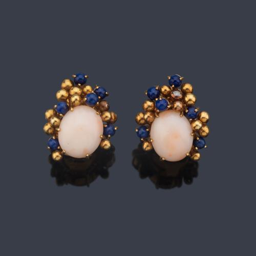Pendientes cortos con pareja de coral 'piel de ángel' talla cabujón con copete superior decorado con lapislázuli, en oro rosa de 18K.
