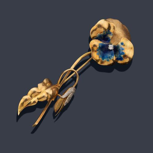 Broche con motivo de flor con esmalte azul y diamantes talla sencilla, en montura de oro amarillo de 18K.