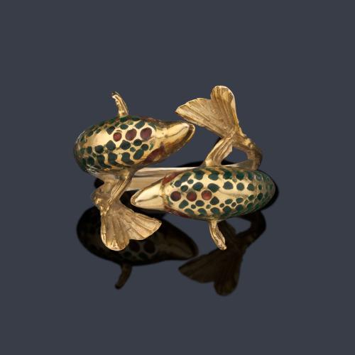  Anillo con pareja de delfines contrapeados en esmalte azul y rojo.