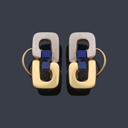  Pendientes largos con diseño cubista y dos piezas de lapislázuli al centro.