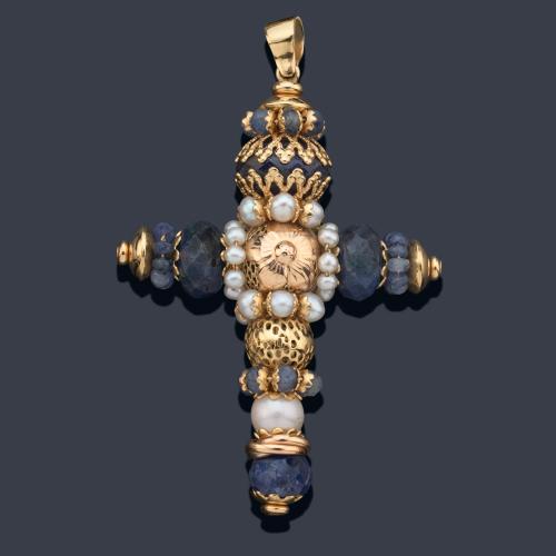 Colgante con forma de cruz con zafiros facetados y decoración de perlitas, en montura de oro amarillo de 18K.