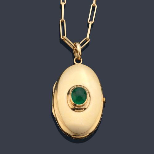  Colgante guardapelo con esmeralda cabujón y cadena de eslabones rectangulares.