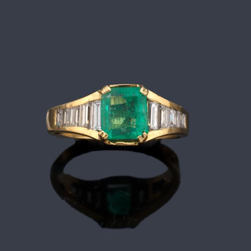 Anillo con esmeralda central de aprox. 1,20 ct con doble banda de diamantes talla baguette.