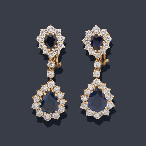  Pendientes largos con cuatro zafiros talla perilla de aprox. 6,82 ct con orla de brillantes de aprox. 4,12 ct en total.