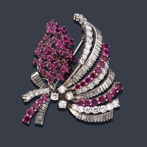 Broche con diseño de racimo de uvas con rubíes talla redonda de aprox. 6,72 ct en total y diamantes talla brillante y baguette de aprox. 9,12 ct en total.